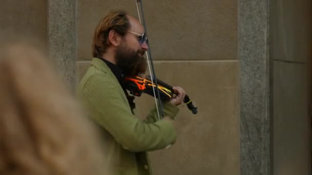 Mann Spielt Leidenschaftlich Geige — Stockvideo