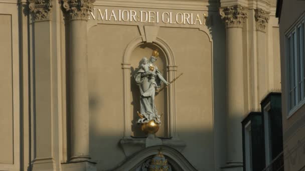 Una Escultura Religiosa Cerca — Vídeo de stock