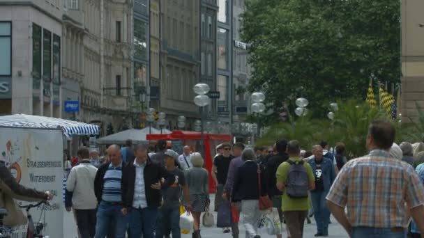 Γέρνει Κάτω Από Τους Ανθρώπους Που Περπατούν Στην Πόλη — Αρχείο Βίντεο