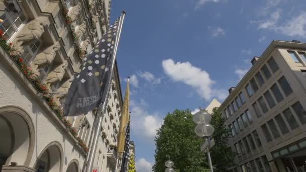 Bandeiras Postes Lâmpadas Perto Edifício Hirmer — Vídeo de Stock