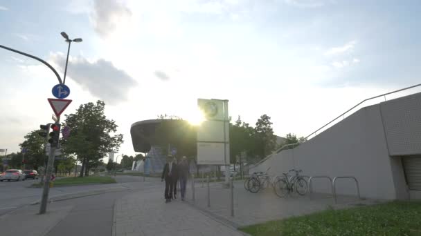 Walking Bmw Museum — 图库视频影像