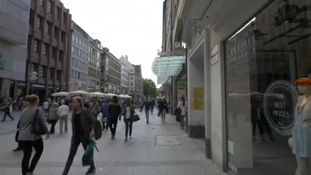 Άνθρωποι Περπατούν Στην Kaufingerstrasse — Αρχείο Βίντεο