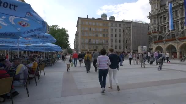 Marienplatz Bir Açık Hava Restoranının Önünden Geçiyorum — Stok video