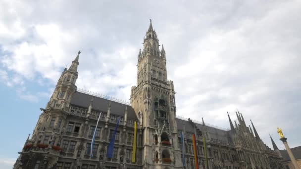 Das Neue Rathaus Und Ein Wolkenverhangener Himmel — Stockvideo