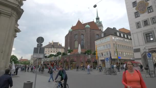 Peterskyrkan Sedd Utifrån Viktualienmarkt — Stockvideo