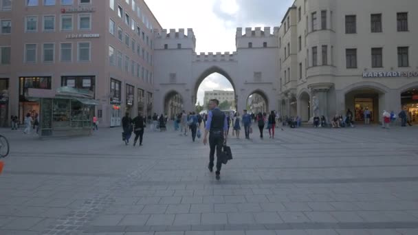 Caminhando Perto Karlstor Neuhauser Strasse — Vídeo de Stock