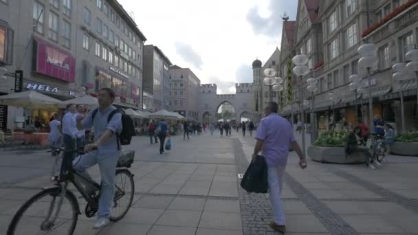 Caminhando Neuhauser Strasse — Vídeo de Stock