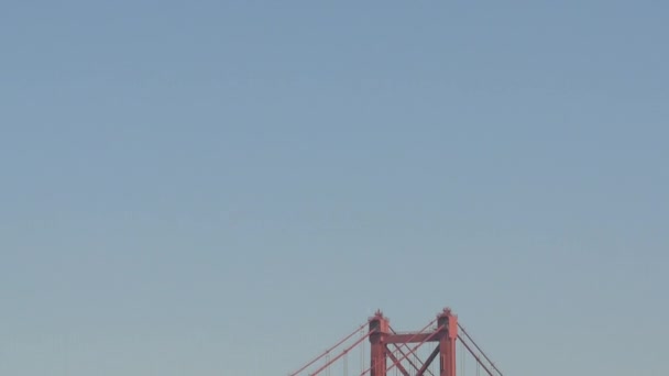 4月25日の橋の柱の一つ — ストック動画