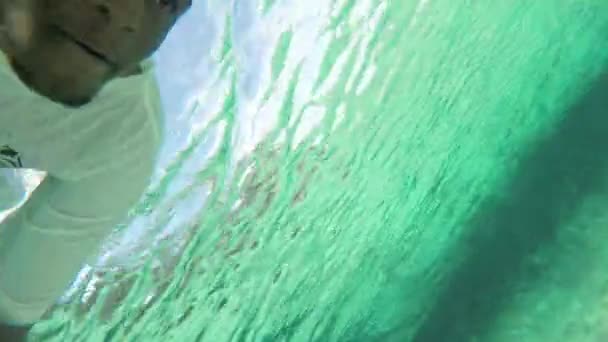 Giovane Giamaicano Nuotare Sott Acqua — Video Stock