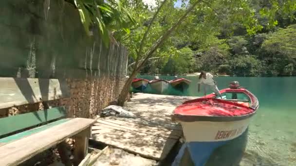 Blue Lagoon Daki Jamaikalı Adam — Stok video