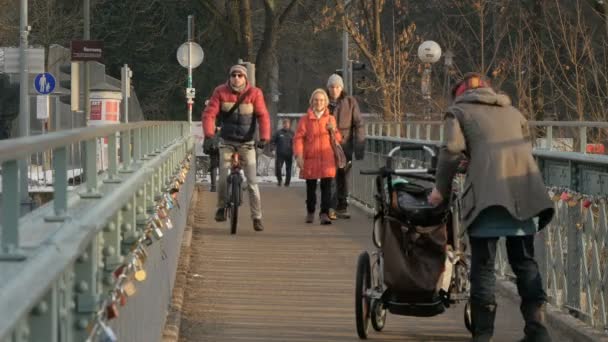 Mensen Een Brug — Stockvideo