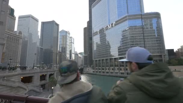 アメリカ シカゴのトランプ タワーを通る水上バス — ストック動画