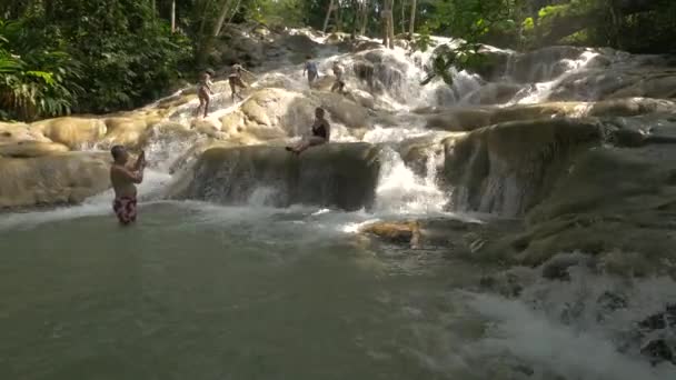 Turister Som Bader Ved Dunn River Falls Jamaica – stockvideo