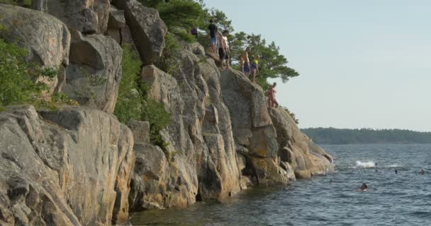 People Standing Cliffs Swimming Lake — Stock Video