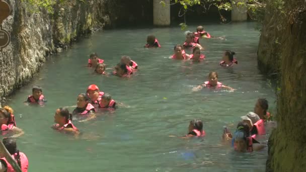 Ludzie Pływają Xcaret Park Meksyk — Wideo stockowe