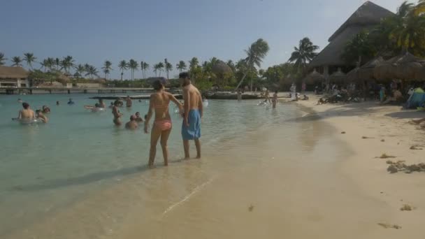Cancun Sahilindeki Insanlar — Stok video