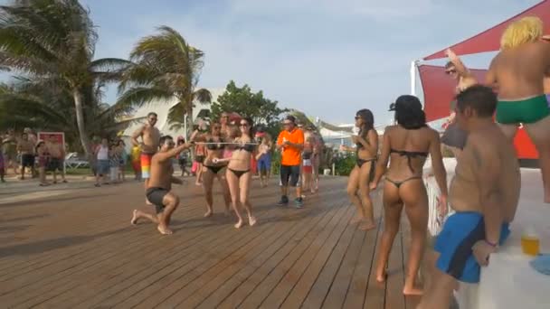 Turistas Bailando Limbo — Vídeo de stock