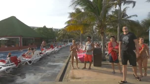 Personnes Relaxant Près Piscine — Video