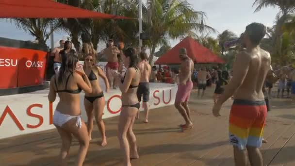 Gente Bailando Resort — Vídeo de stock