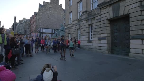 Görkorcsolyázók Táncolnak Utcán — Stock videók