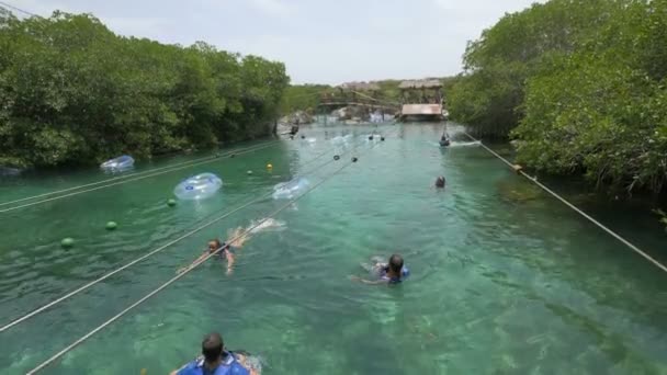 Pessoas Uma Piscina Natural Cancun — Vídeo de Stock