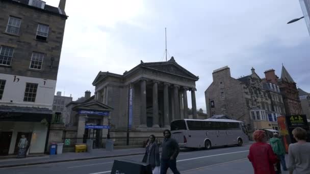 Autobus Fermo Vicino Edificio Colonne — Video Stock