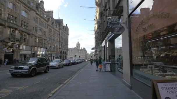 Voitures Garées Dans Une Rue Avec Commerces — Video