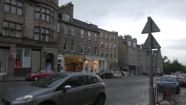 Voitures Bâtiments Dans Une Rue Nuageuse — Video