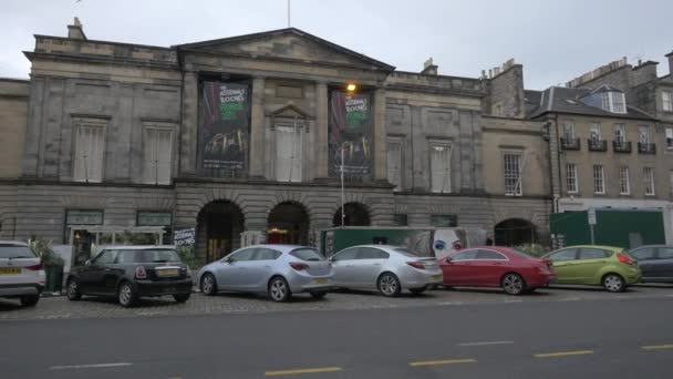 Parked Cars Front Big Building — Vídeo de Stock