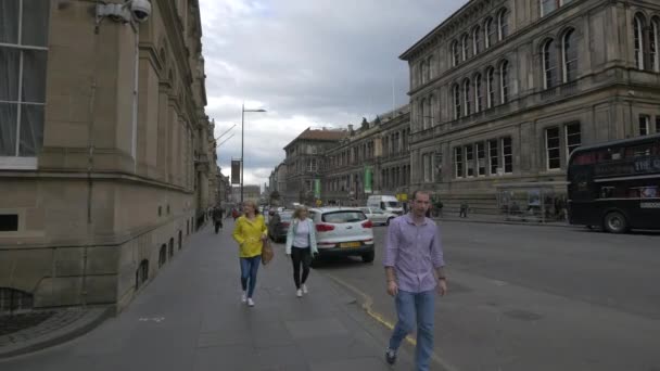 Nubes Sobre Una Calle Con Edificios Grises — Vídeos de Stock