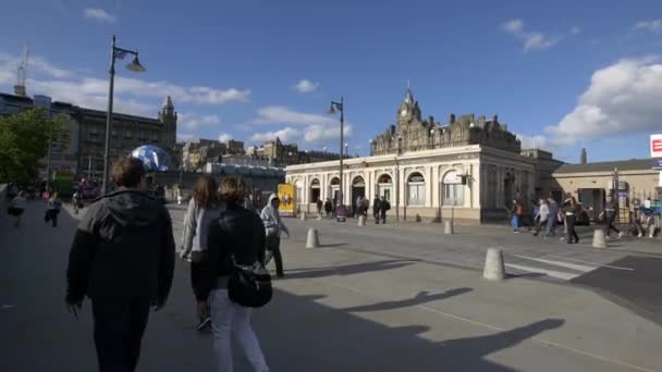 Άνθρωποι Περπατούν Ένα Ηλιόλουστο Πεζοδρόμιο — Αρχείο Βίντεο