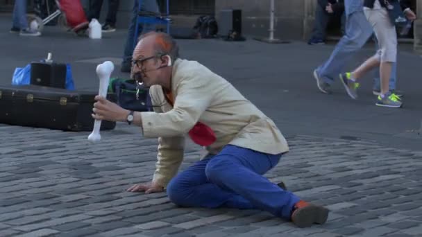 爱丁堡街上表演的人 — 图库视频影像