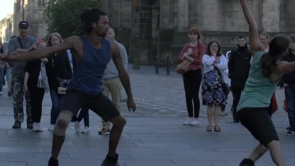 Rulleskøyteløpere Danser Edinburgh – stockvideo