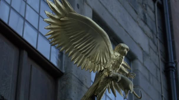 Estatua Águila Dorada Sosteniendo Ratón — Vídeo de stock