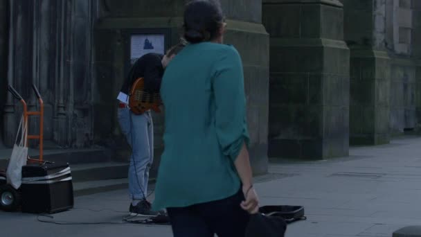 Люди Проходящие Мимо Уличного Музыканта — стоковое видео