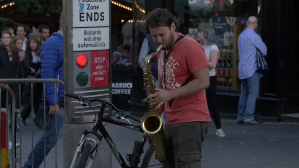 Ein Mann Spielt Saxofon — Stockvideo