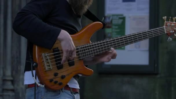 Играя Бас Гитаре Улице — стоковое видео