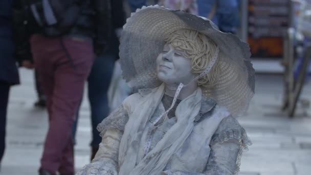 Nahaufnahme Einer Lebenden Statue Auf Einer Straße — Stockvideo