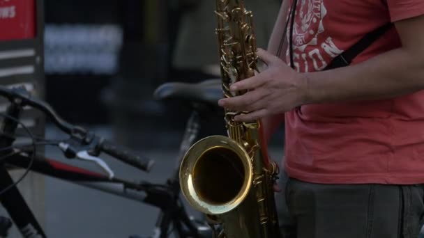 Играть Саксофоне Улице — стоковое видео