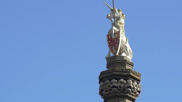 Estatua Unicornio Sosteniendo Escudo Armas — Vídeos de Stock