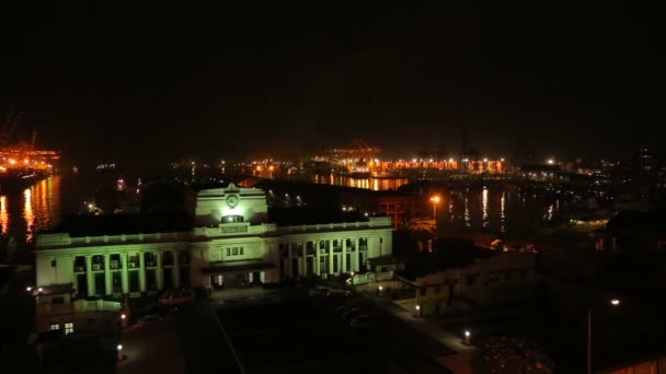 夜晚看到的建筑物上的绿光 — 图库视频影像