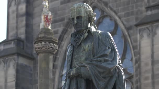 Adam Smith Standbeeld Edinburgh Verenigd Koninkrijk — Stockvideo