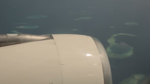 Vliegtuig Dat Boven Eilanden Van Indische Oceaan Vliegt — Stockvideo