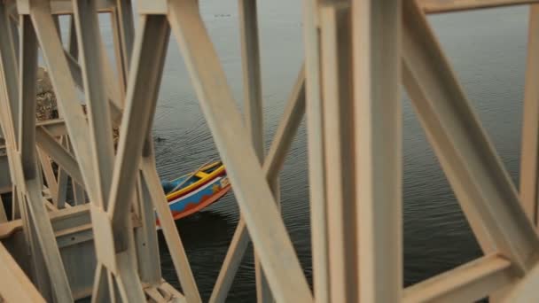 Lancha Motor Flotando Bajo Puente — Vídeos de Stock