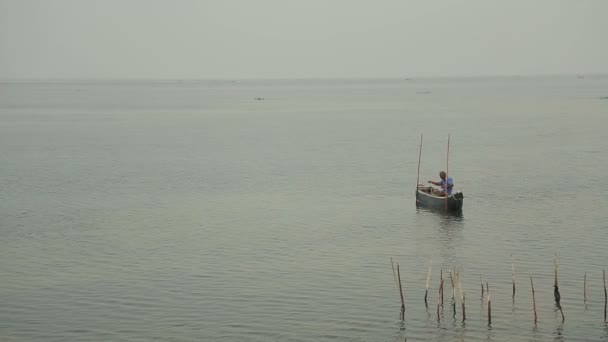 Homem Pescando Barco — Vídeo de Stock