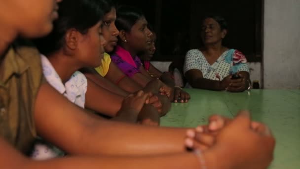 Sri Lankaanse Vrouwen Die Aan Een Tafel Zitten — Stockvideo