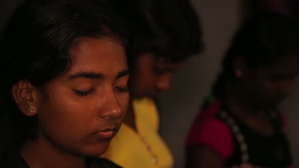 Sri Lankan Tytöt Rukoilevat — kuvapankkivideo