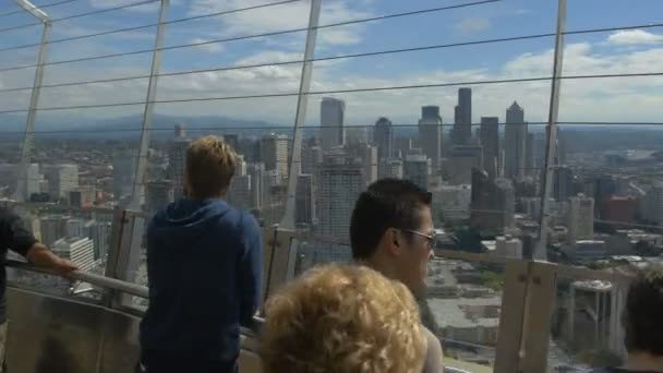 Τουρίστες Παρακολουθούν Τους Ουρανοξύστες Του Σιάτλ — Αρχείο Βίντεο