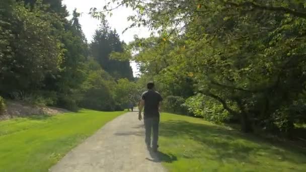Kävelemässä Kujalla Puistossa — kuvapankkivideo