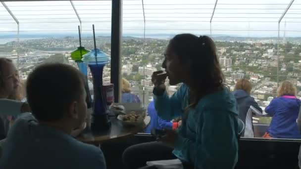 Turistas Comiendo Bebiendo Dentro Aguja Espacial — Vídeos de Stock